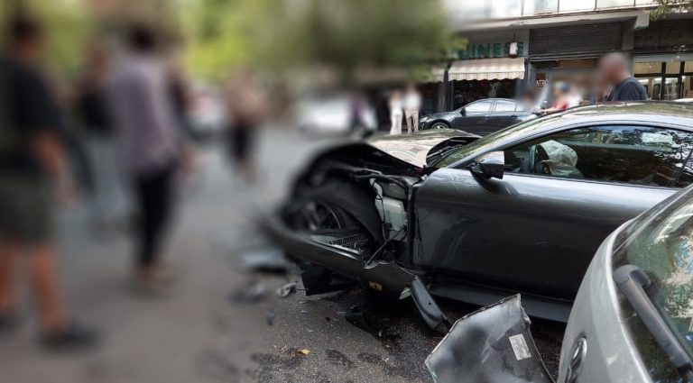 Vajza në Vlorë humb kontrollin e makinës, përplas 6 makina të parkuara