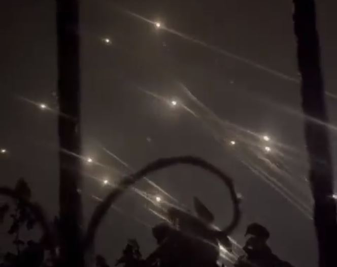 Nuk janë fishekzjarre! Hamazi lëshon 150 raketa nga Gaza drejt Tel Avivit. Situatë dramatike në qytete (Video)