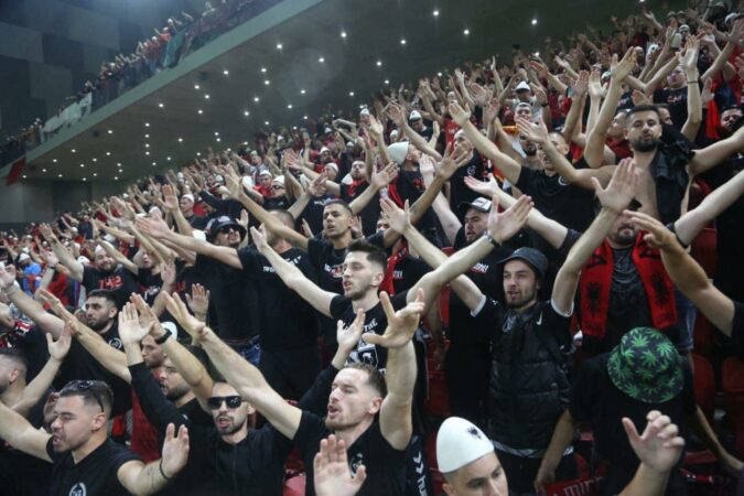 1 mijë “zemra kuqezi”, tifozët shqiptarë “pushtojnë” Moldavinë