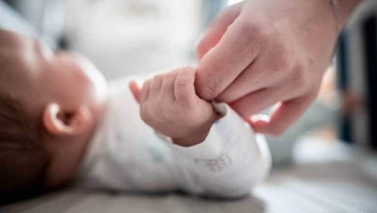 Vjen në jetë bebja e parë në Tiranë për vitin 2024, zbulohet gjinia e foshnjës